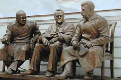 В Крыму открыли памятник «большой тройке» В Крыму открыли памятник «большой тройке»