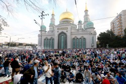 Мусульмане празднуют Курбан-байрам Мусульмане празднуют Курбан-байрам