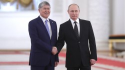 Атамбаев удостоил Путина высшей госнаграды Киргизии Атамбаев удостоил Путина высшей госнаграды Киргизии