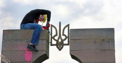 Польские активисты демонтировали памятник УПА вблизи Перемышля Польские активисты демонтировали памятник УПА вблизи Перемышля