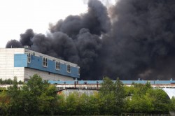 Бывший завод ЗИЛ охвачен пламенем Бывший завод ЗИЛ охвачен пламенем