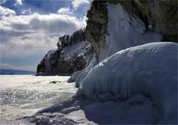 На Байкале ищут дрейфующих на льдине рыбаков