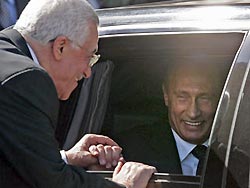 Путин пригласил Махмуда Аббаса Путин пригласил Махмуда Аббаса