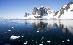 В Антарктиде тонет российское судно