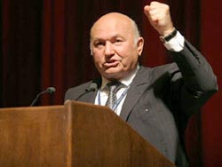 Лужков запретил трогать фастфуды Лужков запретил трогать фастфуды