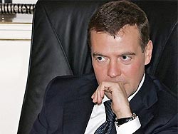 Медведев перенес визит в Италию из-за смерти Патриарха