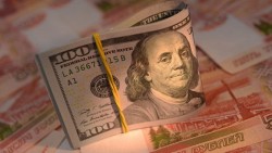 Курс доллара превысил психологическую отметку Курс доллара превысил психологическую отметку