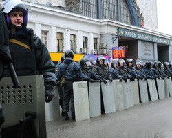 У Киевского вокзала задержаны 20 человек