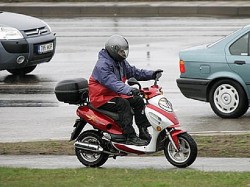 Водителей мопедов заставят получать права Водителей мопедов заставят получать права