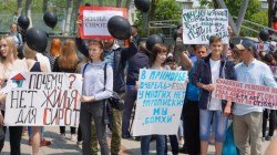 Во Владивостоке сироты вышли на митинг