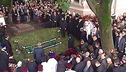 На похороны Солженицына пришла тысяча человек
