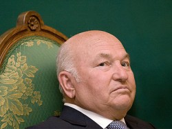 Лужков в отставку не собирается Лужков в отставку не собирается