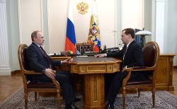 Путин обсудил с Медведевым бюджет Путин обсудил с Медведевым бюджет