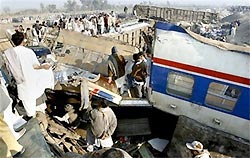 Десятки пакистанцев погибли при крушении поезда