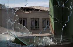 В Донецке снаряд попал в школу В Донецке снаряд попал в школу