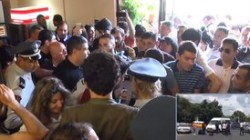 В Ереване протестующие ворвались в здание мэрии В Ереване протестующие ворвались в здание мэрии