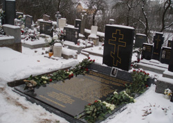 Памятник деду Максиму