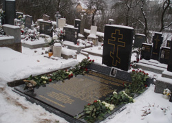 Памятник деду Максиму Памятник деду Максиму