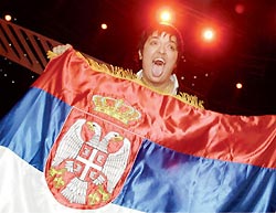Сербы вышли на митинг Сербы вышли на митинг