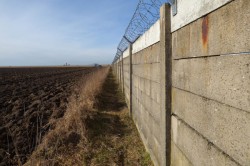 Украина отгородится от России «золотой» стеной Украина отгородится от России «золотой» стеной