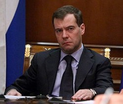 Медведев поручил продлить продуктовое эмбарго Медведев поручил продлить продуктовое эмбарго