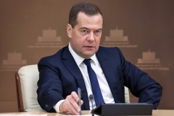Медведев поручил повысить МРОТ Медведев поручил повысить МРОТ
