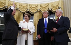 Рекс Тиллерсон официально вступил в должность госсекретаря США Рекс Тиллерсон официально вступил в должность госсекретаря США