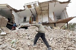 Землетрясение в Пакистане убило более 200 человек
