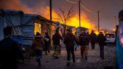 Олланд приказал демонтировать лагерь беженцев в Кале Олланд приказал демонтировать лагерь беженцев в Кале
