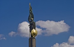 В Вене осквернили памятник советским воинам В Вене осквернили памятник советским воинам