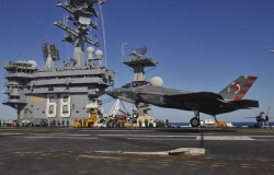 США испытали палубный истребитель F-35C США испытали палубный истребитель F-35C
