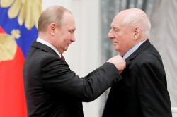 Путин вручил медали Герой Труда Путин вручил медали Герой Труда