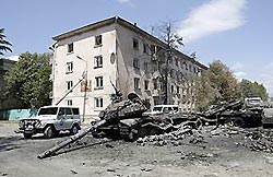 Жители Цхинвали выходят из убежищ Жители Цхинвали выходят из убежищ