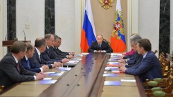 Путин: 5000 рублей выплатят всем пенсионерам Путин: 5000 рублей выплатят всем пенсионерам