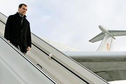 Медведев летит в Париж Медведев летит в Париж