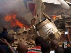 В Нигерии самолет рухнул на жилой дом