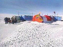 Ученые подняли в Арктике российский флаг Ученые подняли в Арктике российский флаг
