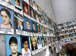 В Беслане вспоминают погибших детей В Беслане вспоминают погибших детей