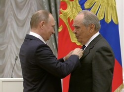 Президент в Кремле вручил золотые звезды Героя Труда РФ
