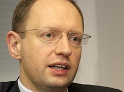 Яценюк просит не снимать с России санкции Яценюк просит не снимать с России санкции