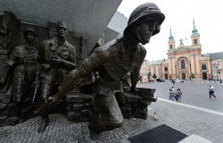 В Польше обвинили Россию в фальсификации истории В Польше обвинили Россию в фальсификации истории