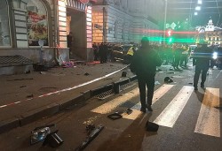В Харькове автомобиль врезался в толпу пешеходов В Харькове автомобиль врезался в толпу пешеходов
