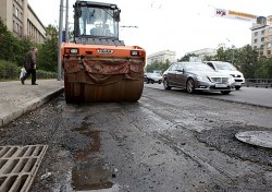 Москвичи починят дороги за свой счет Москвичи починят дороги за свой счет