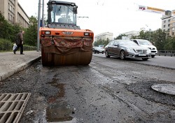 Москвичи починят дороги за свой счет