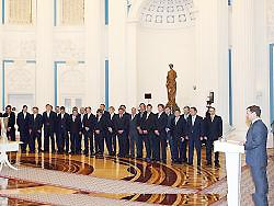 Медведеву дали подержать Кубок УЕФА Медведеву дали подержать Кубок УЕФА
