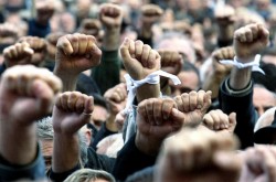 Оппозиция вновь собирает митинг Оппозиция вновь собирает митинг