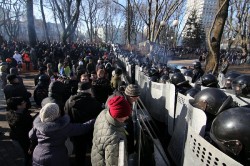 «Мирное наступление» на Верховную раду началось побоищем «Мирное наступление» на Верховную раду началось побоищем