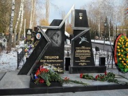 В Липецке открыт памятник Герою России Олегу Пешкову В Липецке открыт памятник Герою России Олегу Пешкову