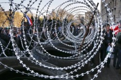 США огородят Украину колючей проволокой США огородят Украину колючей проволокой