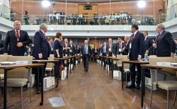 Путин призвал губернаторов противостоять фальсификации истории Путин призвал губернаторов противостоять фальсификации истории